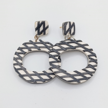  Κρεμαστά Σκουλαρίκια Κρίκοι με Πλεκτό Μοτίβο (Άσπρο/Ανθρακί)