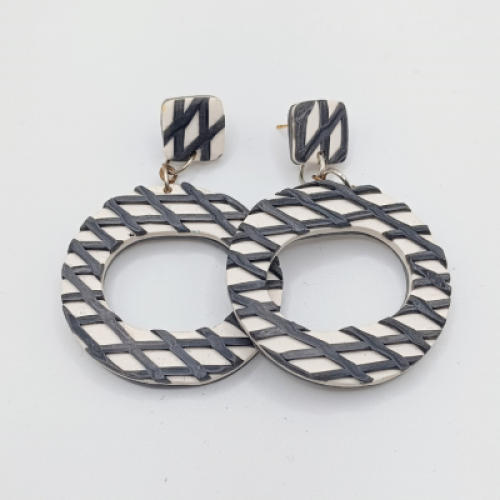  Κρεμαστά Σκουλαρίκια Κρίκοι με Πλεκτό Μοτίβο (Άσπρο/Ανθρακί)