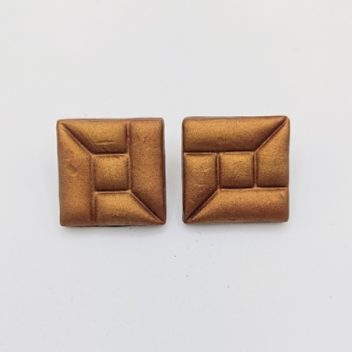 Σκουλαρίκια καρφωτά τετράγωνα μπρονζέ με γεωμετρία
