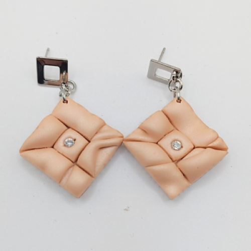 Σκουλαρίκια ρόμβος απαλό ροζ με στρας και καπιτονέ εφέ