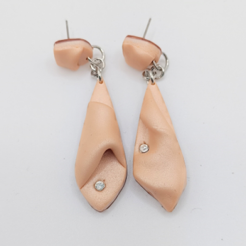 Σκουλαρίκια κρεμαστά nude με σατέν υφή και στρας