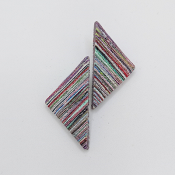 Σκουλαρίκια καρφωτά τρίγωνα ριγέ πολύχρωμα με σαγρέ υφή