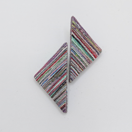 Σκουλαρίκια καρφωτά τρίγωνα ριγέ πολύχρωμα με σαγρέ υφή