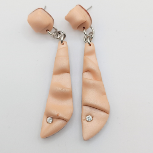 Σκουλαρίκια κρεμαστά nude με σατέν εφέ και στρας