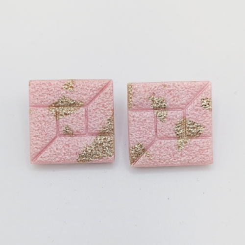 Σκουλαρίκια καρφωτά τετράγωνα ροζ με φύλλα χρυσού