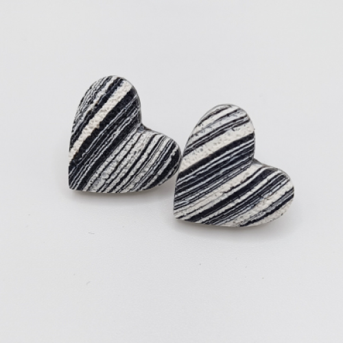  Σκουλαρίκια Καρφωτά Καρδιές με Ριγέ Λευκό/Μαύρο