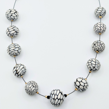  Κολιέ Statement Ασπρόμαυρο Cracked Effect με Ατσαλόσυρμα