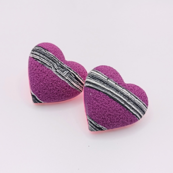  Σκουλαρίκια Καρδιές Σομόν/Φούξια με Διαγώνιες Ρίγες