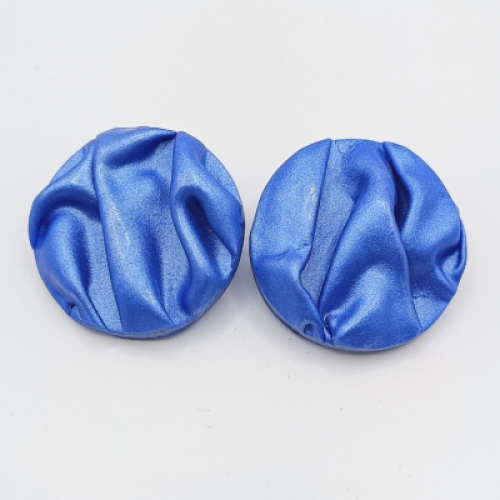 Σκουλαρίκια καρφωτά σε ηλεκτρίκ μπλε σατέν υφή