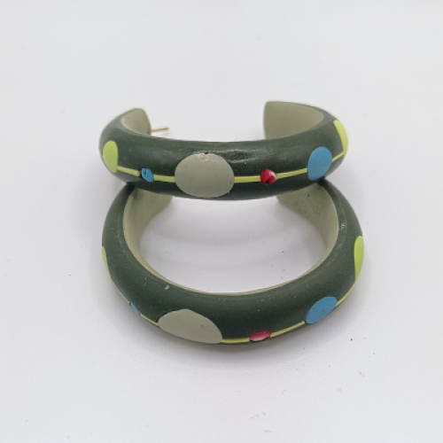 Πολύχρωμα Σκουλαρίκια Κρίκοι σε Πράσινη Βάση 