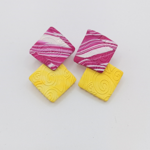 Σκουλαρίκια καρφωτά γεωμετρικά φούξια μάρμαρο και κίτρινο σπιραλ